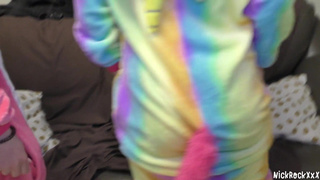 Развратные Хейзел Грейс и Холли Молли трахают парня-лузера