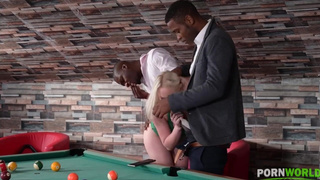 Жаркий дуэль чёрных стволов в плотной дырочке