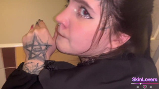 Страстные любовники не остановились — жесткий трах в общественном месте