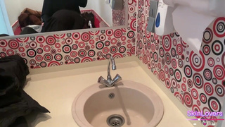 Страстные любовники не остановились — жесткий трах в общественном месте