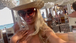 Шокирующий откровенный контент: она голая на людях!