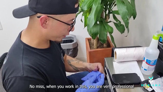 Девчонка обкончала весь салон – хардкорный сквирт-экшен