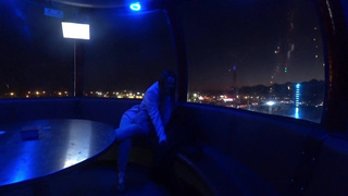 Гуляя по парку, она не устояла перед горячим минетиком