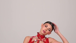 "Обцелованная с ног до головы" - откровенное видео для истинных ценителей