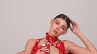 Сочное видео с рыжей искусительницей в алом белье