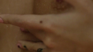 Развратная нимфа и тающий воск – эксклюзивное видео в ванной