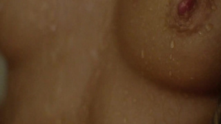 Развратная нимфа и тающий воск – эксклюзивное видео в ванной