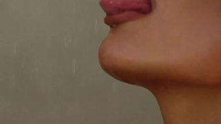 Развратная нимфа и тающий воск – эксклюзивное видео в ванной