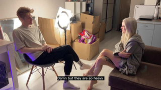 Сексуальная блондинка кончает от страстной дрочки