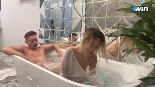 Секс в ванной с Кариной – глубокие глотки и жесткое проникновение в узкую дырочку