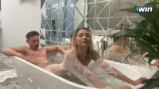 Секс в ванной с Кариной – глубокие глотки и жесткое проникновение в узкую дырочку