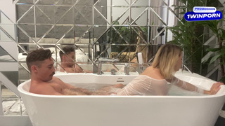 Секс в ванной с Кариной – глубокие глотки и жесткое проникновение в узкую дырочку