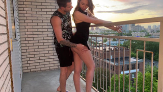 Откровенный балконный интим: как она сама напросилась на член