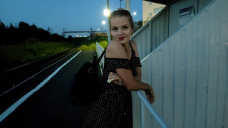 Секс на улице: спонтанная близость с горячей телкой