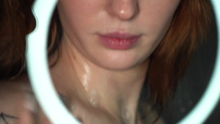 Горячее видео с Эммой Корти – мыльный массаж пышных форм