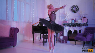 Lara Frost: Гибкая русская балерина в развратном рождественском шоу