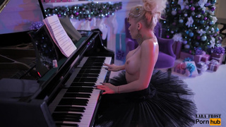 Lara Frost: Гибкая русская балерина в развратном рождественском шоу