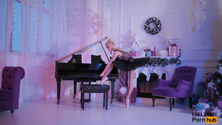 Lara Frost: Гибкая русская балерина в развратном рождественском шоу