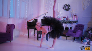 Lara Frost: Гибкая русская балерина в развратном рождественском шоу