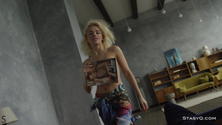 Шикарный стриптиз от страстной красотки