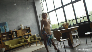 Шикарный стриптиз от страстной красотки