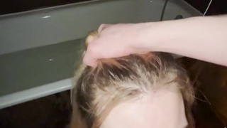 Юная блондинка Milka жестко отдается в пенной ванне на шумной вечеринке