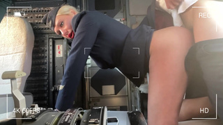 Горячий МЖМ трійник у кабіні пілота: екстремальний секс на висоті 10 000 метрів