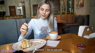 Девчонка не сдерживает стоны в людном месте