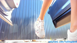 Публичный оргазм: кончила на парковке с камерой в руках