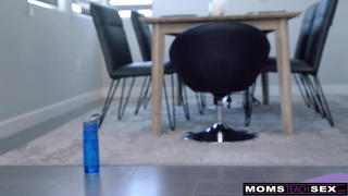 Дочь в ярости, но в возбуждении — парень уводит её парня на глазах