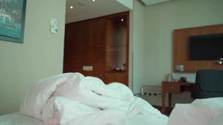 Игривые сводные родственники в откровенной сцене