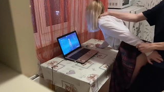 Ремнём её херачу и хуй вставляю — а ей похую, она в Геншин играет