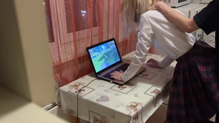 Ремнём её херачу и хуй вставляю — а ей похую, она в Геншин играет