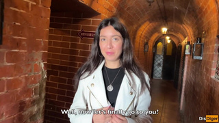 Горячее видео с развязной красоткой