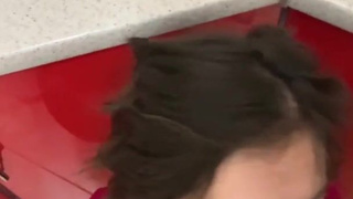 Минет на кухне — возбуждающее видео с сочными моментами