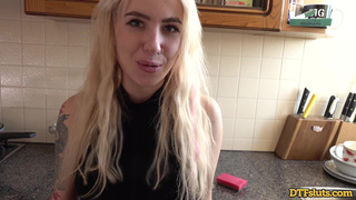 Спонтанный жесткий трах на кухне – возбуждающее видео