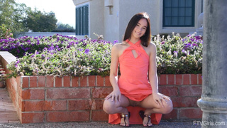 Dakota Tyler обнажается на улице: откровенный экшен без цензуры