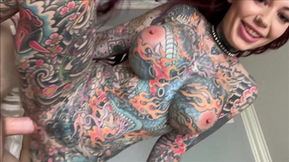 Неформалка с татуировками по всему телу присосалась к члену и оседлала его