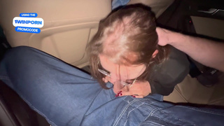 Женатый друг снимает, как ненасытная сучка обслуживает мужиков в авто