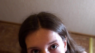 Горячая Nika Bunny: страстный минетик у входа – не смогла терпеть