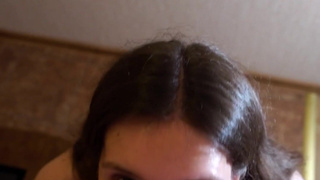 Горячая Nika Bunny: страстный минетик у входа – не смогла терпеть