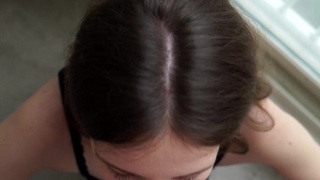 Неожиданный отсос от горячей соседки – соль и страсть