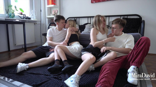 Дикий трофи в студенческом общежитии: две нимфы в жаре