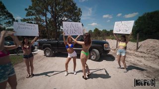 Соблазнительная блондинка в купальнике устроила горячий минет на публике с развязным финалом