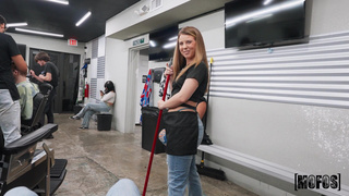 Откровенное видео с места работы – неожиданный минет клиенту