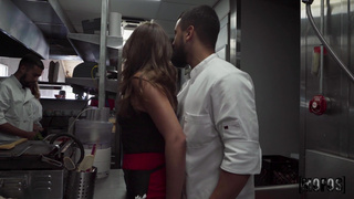 Горячий скандал на кухне: повар и официантка устроили жаркую вечеринку