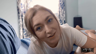 Голубоглазая соблазнительница: страстный минет в бассейне и горячий анал в спальне