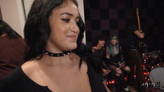 Музыкальная репетиция переходит в жаркую близость – эксклюзивное видео