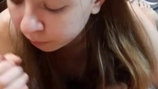 Сочная минета с игривым настроением: глубокий минет и соблазнительные ножки