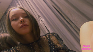 Откровенное видео с Кейт Курей: одинокая мастурбация в спортивной раздевалке